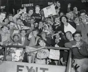 Crowd With Signs Gathered For World Series 1947 OLD BASEBALL PHOTO
