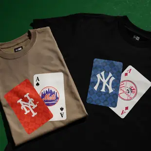 NEW ERA 短袖上衣 T恤 MLB PLAY CARD 紐約大都會 卡其 NE13702546