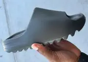 US10 adidas Yeezy Slide Onyx | BRAND NEW | **Free Shipping** ✅