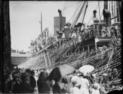 SS Jervis Bay hundreds streamers tossed between crowd dock & passen- Old Photo