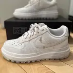 NIKE AIR FORCE 1 LUXE AF1 米白 淺骨色 黑棕 厚底 增高鞋 麂皮 鋸齒 DD9605-100