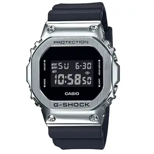 CASIO卡西歐G-SHOCK GM-5600-1經典的方型錶殼金屬質感輕巧貼合手腕舒適錶帶43.2mm