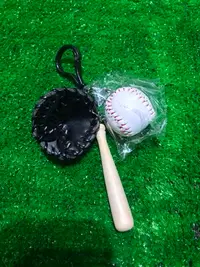 在飛比找Yahoo!奇摩拍賣優惠-棒球世界 全新棒球鑰匙圈 縫線球 球棒 黑手套 三合一特價