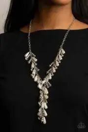 Paparazzi DRIPPING WITH DIVA-TTITUDE white necklace