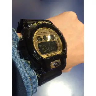 【金台鐘錶】CASIO卡西歐 G-SHOCK 200米 防水 男錶 時尚配色 (黑金狂潮) GD-X6900FB-1