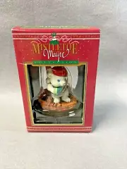 MISTLETOE MAGIC ORNAMENT MOUSE PLAYS BASEBALL ON A MITT NIB