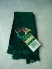 Holiday Traditions Hunter Green Fingertip Towel With Horn Wreath Motif & Fringe