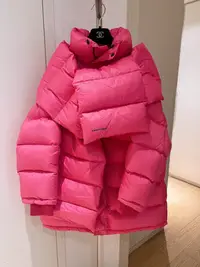 在飛比找Yahoo!奇摩拍賣優惠-Balenciaga粉紅色圍巾羽絨服 36碼 巴黎世家走秀款