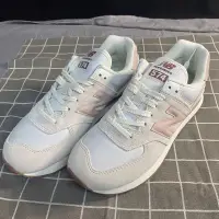 在飛比找蝦皮購物優惠-NEW BALANCE 休閒鞋 NB 574 淺灰粉 麂皮 