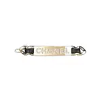 【CHANEL 香奈兒】CHANEL鑲嵌水鑽LOGO金屬飾皮革壓釦式髮夾(金)