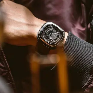 SEVENFRIDAY M 系列 工業風自動上鍊機械錶 M2B-01