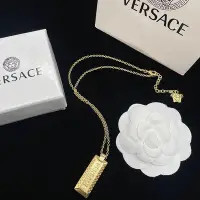 在飛比找Yahoo!奇摩拍賣優惠-YOYO免運~VERSACE 項鏈 范思哲新款方牌字母金色項