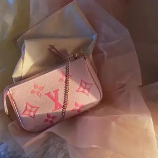 可愛的粉紅色 LV 手提包