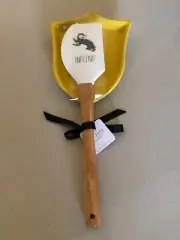 RAE DUNN HARRY POTTER HUFFLEPUFF SILICONE SPATULA & CERAMIC CREST SPOON REST 12”