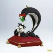 2012 Hallmark Ornament Looney Tunes - Merry Kissmas Pepe Le Pew Skunk NIB