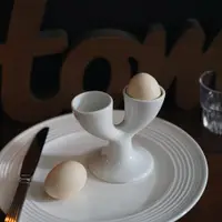 在飛比找ETMall東森購物網優惠-儀式感十足 出口北歐簡約造型陶瓷雙格雞蛋托 餐桌早餐蛋托雙人
