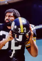 Pittsburgh Steelers Franco Harris runs with the ball during traini- Old Photo