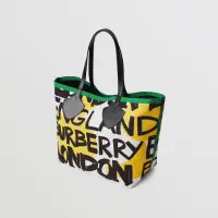 在飛比找蝦皮購物優惠-Burberry Giant Graffiti Print 