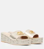 [Valentino Garavani] Valentino Garavani VLogo metallic leather platform slides AU 6 gold