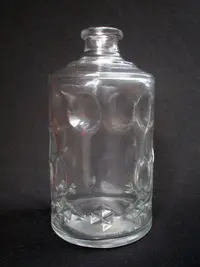 在飛比找Yahoo!奇摩拍賣優惠-絕版老玻璃瓶老玻璃罐酒瓶擴香器圓形菱形【心生活美學】