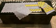 TABLE RUNNER (1) & NAPKINS (8) SET BLUE YELLOW GREEN WHITE GRAPE DESIGN-EUC!