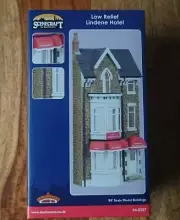 SceneCraft by Bachmann 44-0207 OO Gauge Low Relief Lindene Hotel NEW