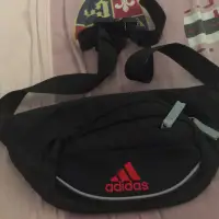 在飛比找蝦皮購物優惠-二手adidas小腰包