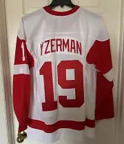 Mitchell & Ness Mens Large Steve Yzerman Detroit Red Wings Rookie 1983/84 Jersey