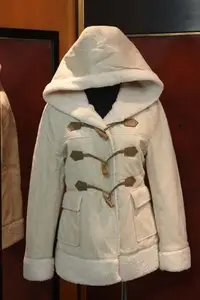 在飛比找Yahoo!奇摩拍賣優惠-【性感貝貝2館】Prmuno 日系品牌 白色鋪棉毛毛牛角大衣