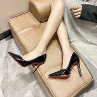 在飛比找蝦皮購物優惠-紅底黑色高跟鞋床上性感女細2023新款尖頭氣質單鞋漆皮淺口☚