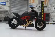Ducati Diavel Carbon Black/red 1:12 Scale Motorcycle (approx 17cm)