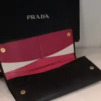 在飛比找蝦皮購物優惠-台灣專櫃 購證發票 真品 正品 PRADA 皮夾 真皮 長夾