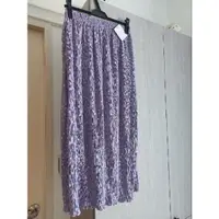 在飛比找蝦皮購物優惠-全新日牌粉紫色水玉點點細褶直條紋顯瘦長裙