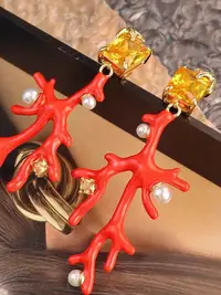 在飛比找Yahoo!奇摩拍賣優惠-熱銷#紅色異形造型耳飾鑲嵌金色鋯石珊瑚珍珠復古寶藏耳環