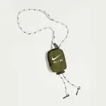 NIKE耐吉 POUCH AIR 軍綠色識別證帶包 N1007653127OS 貼身錢包 斜背包 斜肩包 小廢包 零錢包 隨身包 頸掛小包 小包包 迷你包 可愛小包