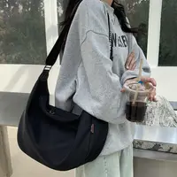 在飛比找momo購物網優惠-【MoonDy】女生包包 月半包 尼龍包包 側背包女 休閒包