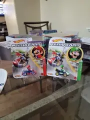 Hot Wheels Mario Kart Mario & Luigi 2023