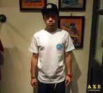 【AXE】GLASSY - EST T-SHIRT [白] 街頭 滑板 美式 潮流 設計 西岸 加州風 衝浪 搖滾