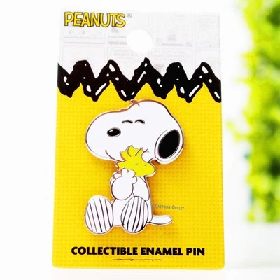 Peanuts SNOOPY Collectible Enamel Pin Snoopy Hugging Woodstock New