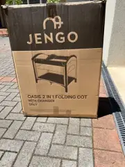 Jengo 2 in 1 baby cot / travel cot with changer