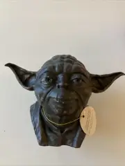 Disney Parks Yoda Statue Star Wars Galaxy’s Edge Mini Bust READ NEW Has Scratch