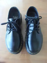 在飛比找Yahoo!奇摩拍賣優惠-英國Dr. Martens 黑色短靴