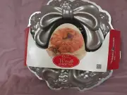 Holiday Wreath Bundt Cake Pan Nordic Ware USA