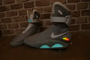 NIKE AIR MAG 完全版 自動綁鞋帶 鞋舌發光 回到未來