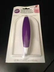 NEW Wilton Plastic Fondant Smoother with Contoured Handle, 3 ¼ x 5 ¾ Inch