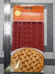 Brand New Wilton Patterned Pie Crust Mold Factory Sealed Silicone Bakeware