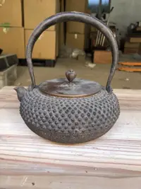 在飛比找樂天市場購物網優惠-日本回流龍文堂老鐵壺一把，銅蓋內有款，容量1升左右，尺寸如圖