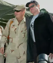 ROBIN WILLIAMS DURING USO TOUR IN IRAQ - 8X10 PHOTO (ZZ-527)
