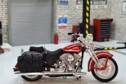 Harley Davidson 1999 FLSTS Heritage Softail Springer 1:18 Scale Motorcycle Red
