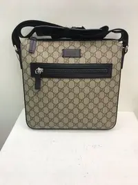 在飛比找Yahoo!奇摩拍賣優惠-Gucci 經典 Logo 壓紋 側背包 全新正品 男裝 歐